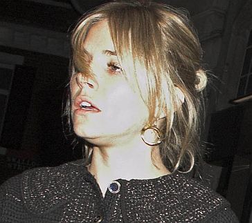 Sienna Miller zmęczona nocną imprezą