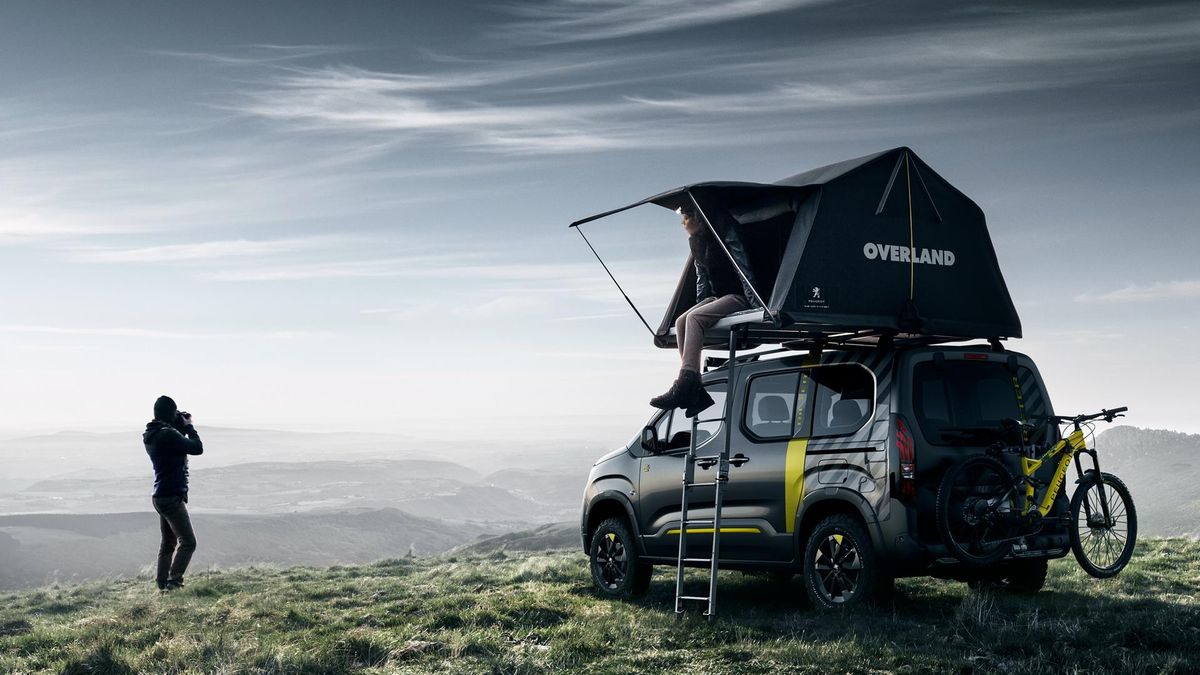 Peugeot Rifter 4x4 to koncepcyjny samochód zaprojektowany z myślą o podróżach po bezkresnych przestrzeniach. Może pokonać trudne przeszkody terenowe, zabrać na pokład dużo potrzebnego do uprawiania hobby lub zawodu sprzętu, a także służyć jako platforma dla namiotu.