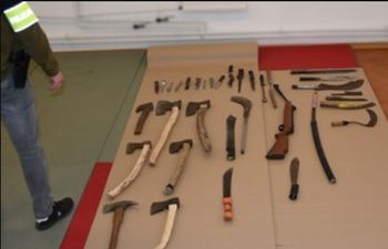Groził w sieci, policja weszła do domu. Szokujący arsenał 14-latka