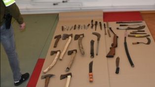 Groził w sieci, policja weszła do domu. Szokujący arsenał 14-latka