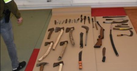 Groził w sieci, policja weszła do domu. Szokujący arsenał 14-latka