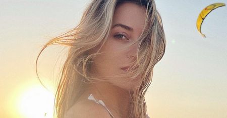 Marcelina Zawadzka pozuje w skąpym kostiumie. Fani mają teorię na temat jej urody