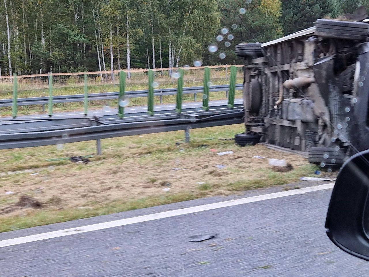 Samochód dostawczy wylądował na boku