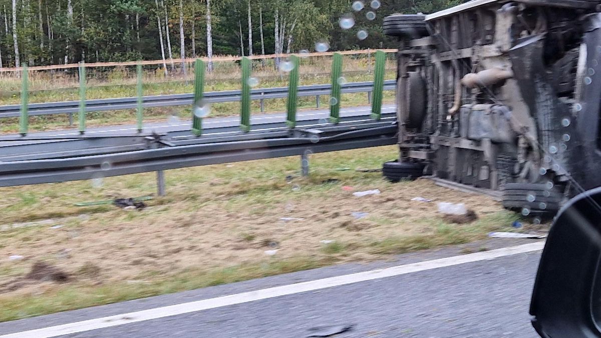 Samochód dostawczy wylądował na boku