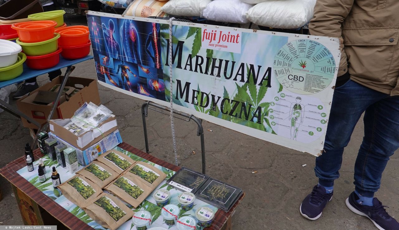 "Wolę to niż dzwonienie po dilerach". Legalizacja marihuany wprowadzana tylnymi drzwiami?