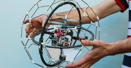 Polak potrafi! Genialnie proste rozwiązanie – dron zamiast omijać przeszkody, będzie na nie wpadać