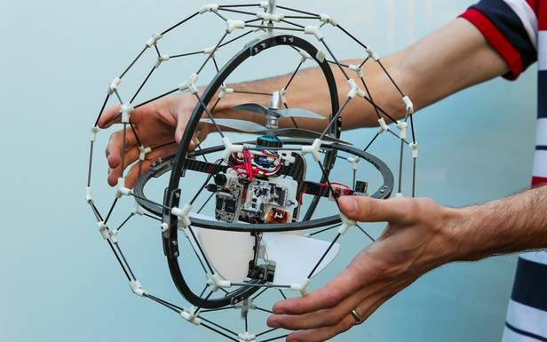 Polak potrafi! Genialnie proste rozwiązanie – dron zamiast omijać przeszkody, będzie na nie wpadać 1