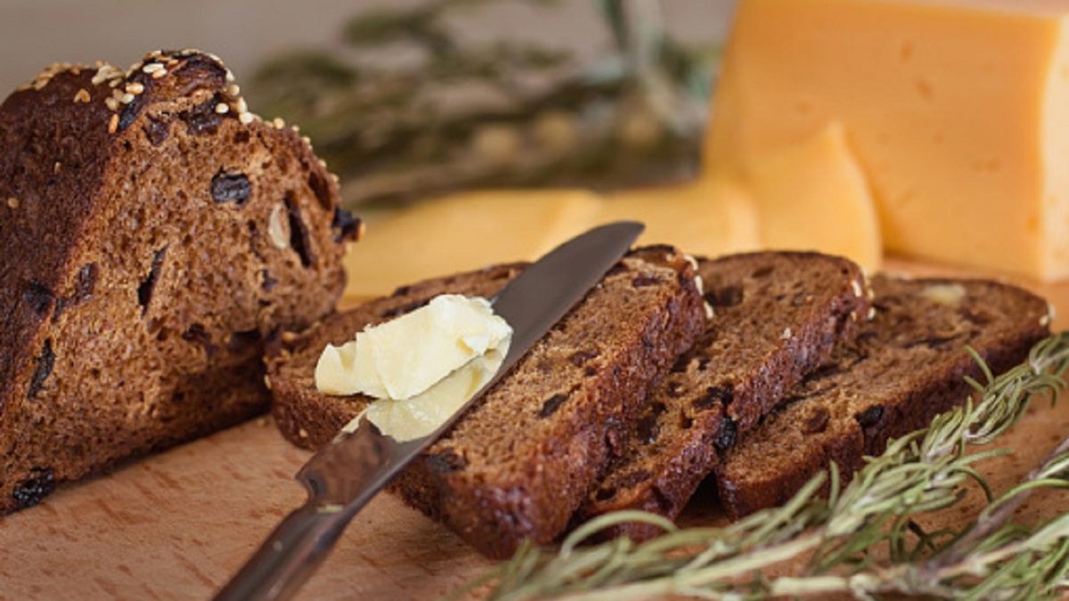 Ciemny chleb z bakaliami.