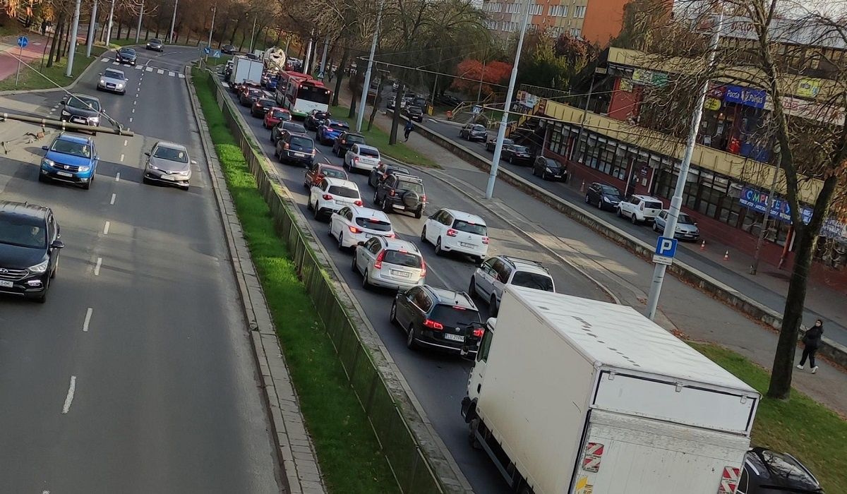 Korek na al. Andersa po kolizji pięciu aut przed skrzyżowaniem z ul. Mełgiewską