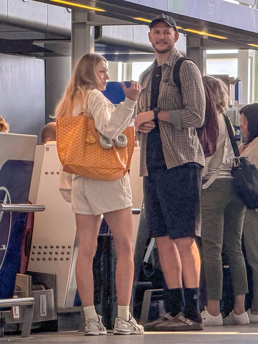 Bartosz i Anna Kurkowie na lotnisku
