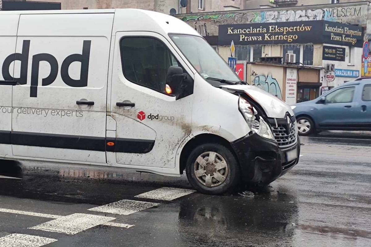 Kurier DPD wjechał busem w tył osobowej hondy na al. Tysiąclecia