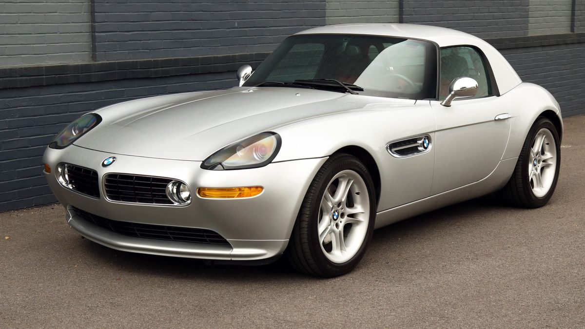 Standardem jest tu miękki dach, ale sprzedawca dorzuca także opcjonalny hardtop.