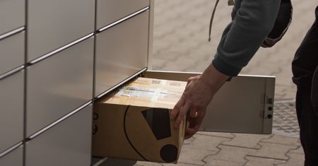 Odbierali narkotyki w paczkomacie. Obywatele Ukrainy zatrzymani