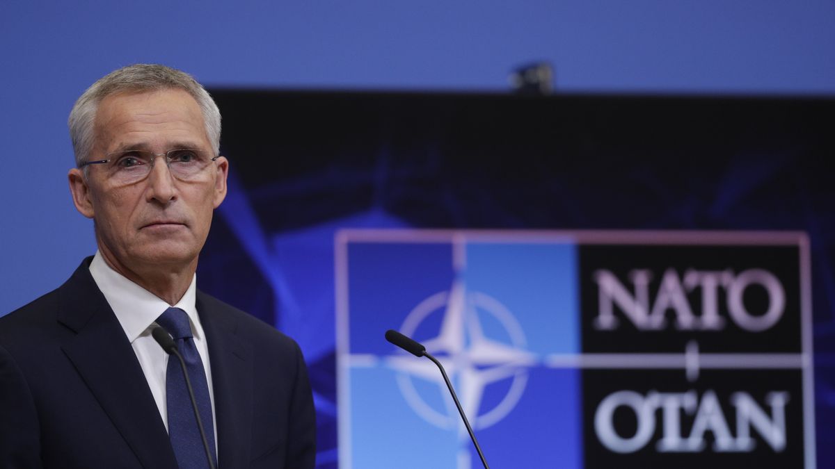 Na zdjęciu Jens Stoltenberg na konferencji prasowej. W tle logo NATO