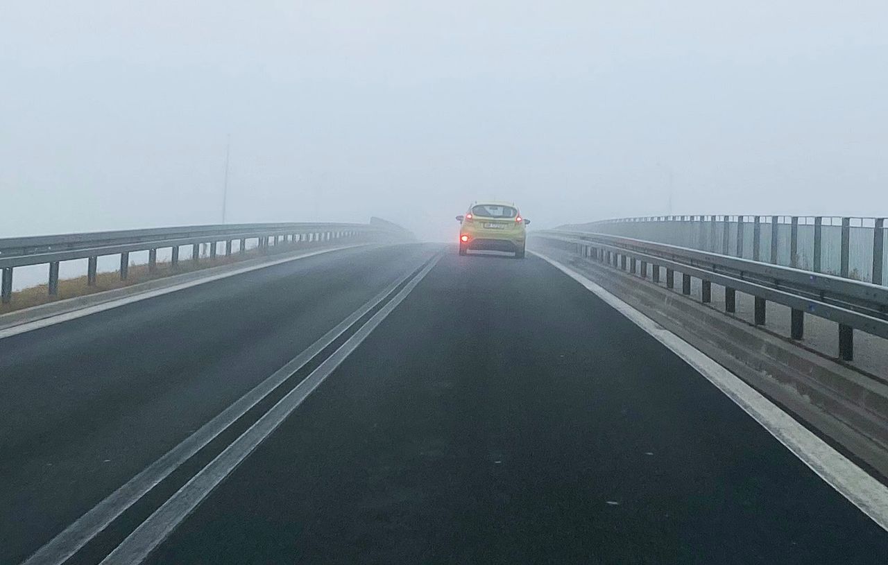 To nie są warunki do używania świateł przeciwmgłowych z tyłu. Kierowcy zapominają ich wyłączyć i za to grozi mandat.