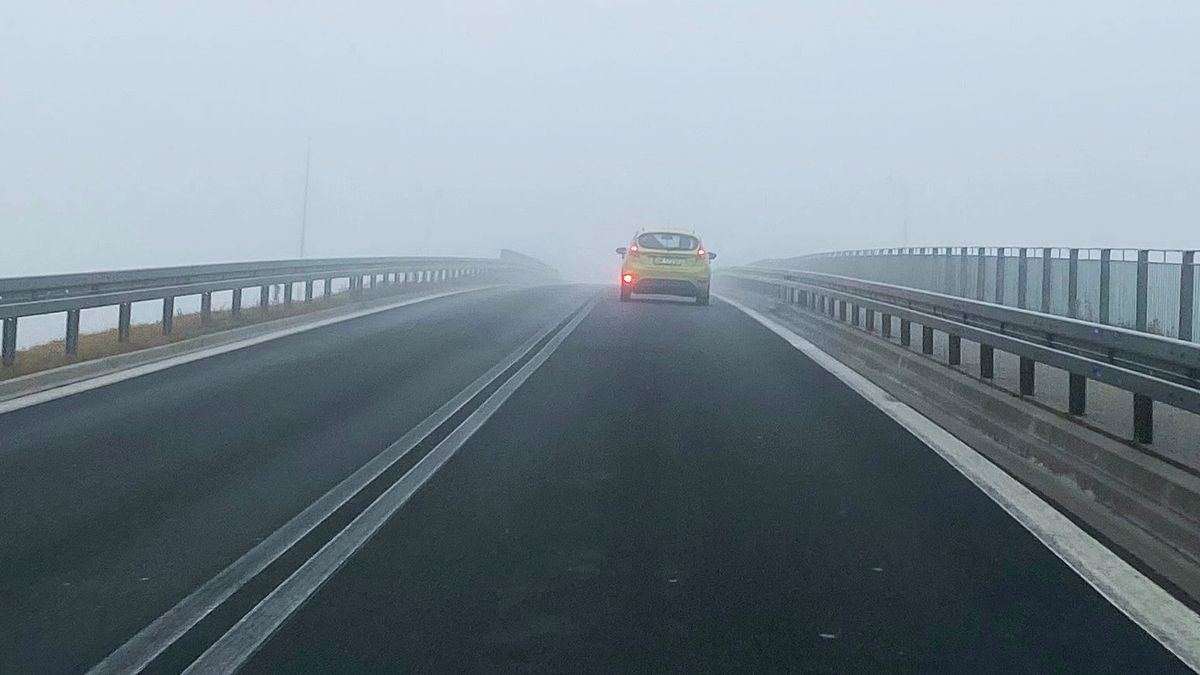 To nie są warunki do używania świateł przeciwmgłowych z tyłu. Kierowcy zapominają ich wyłączyć i za to grozi mandat.