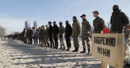 Rosja zaostrza konflikt. Ukrainie grozi zapaść gospodarcza, a problemy nie ominą Polski