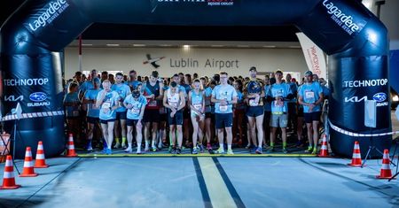 Bieg po pasie startowym lotniska w Świdniku powraca. Noc, 5 km i oświetlona droga startowa