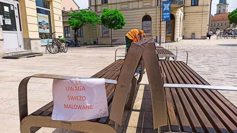 Malowanie ławek na deptaku