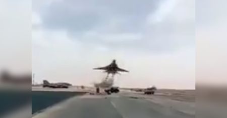 Zabawy pilotów MiG-29. Prawie dotknęli podwozia