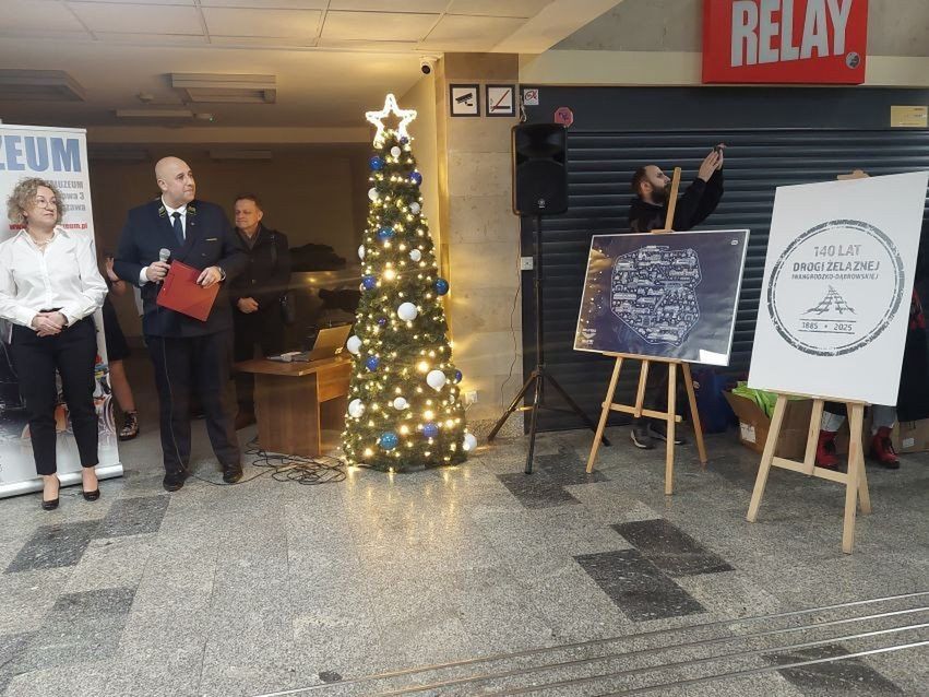 Na dworcu kolejowym w Radomiu został odpalona świąteczna choinka, było też zakończenie obchodów jubileuszu 140-lecia drogi kolejowej iwanogrodzko - dąbrowskiej.