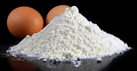 Biała mąka pszenna (przemysłowa), zaw. białka 9% (niewzbogacona, bielona)
