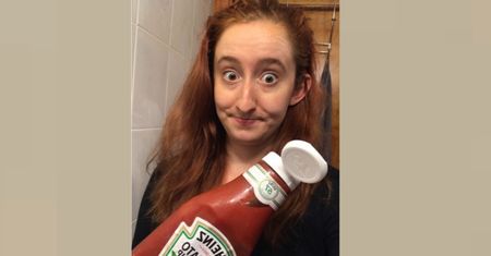 Wmasowała ketchup we włosy. Jaki efekt uzyskała? (WIDEO)