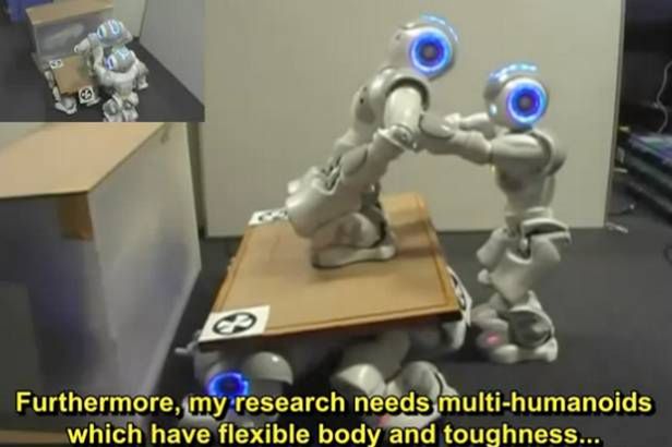 Roboty NAO uczą się i pomagają sobie nawzajem