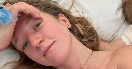 Lara Gessler relacjonuje poranek, pokazując, jak KARMI PIERSIĄ: "W czwórkę na materacu 160 cm" (FOTO)