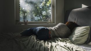 Nie możesz "rozstać się" z łóżkiem? To może być objaw poważnej choroby