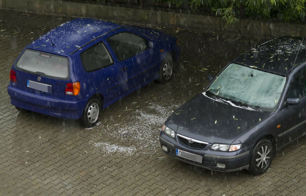 Nadchodzą burze z gradem. Jak zabezpieczyć auto i co z odszkodowaniem?