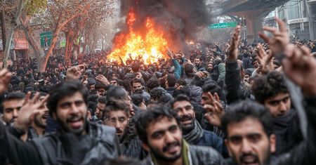 Iran na krawędzi. Trump mówi o "zdecydowanych" scenariuszach militarnych po krwawych protestach