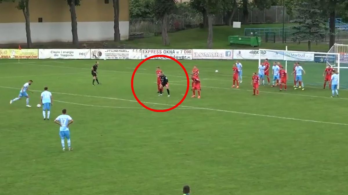 Twitter / Adam Delimat / Na zdjęciu: Hieronim Zoch (bramkarz Wigier Suwałki) ustawiony w murze przed rzutem wolnym dla Błękitnych Stargard