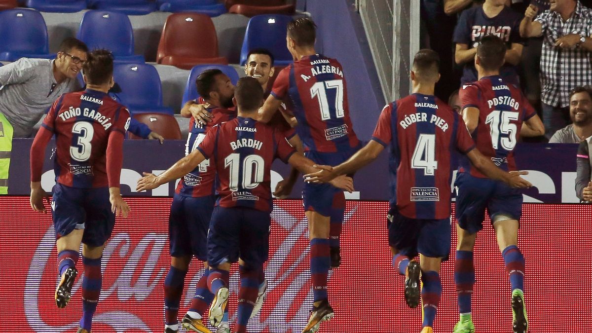 Piłkarze Levante cieszą się z gola
