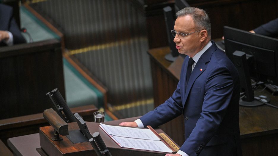 Warszawa, 16.10.2024. Prezydent RP Andrzej Duda przemawia na sali plenarnej Sejmu w Warszawie, 16 bm. Prezydent Duda wygłosił orędzie w związku z rocznicą wyborów parlamentarnych z 2023 roku. (amb) PAP/Marcin Obara