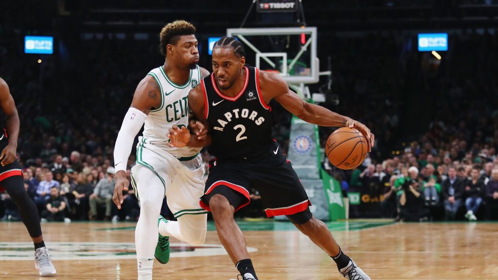 Getty Images / Tim Bradbury / Na zdjęciu: Marcus Smart i Kawhi Leonard