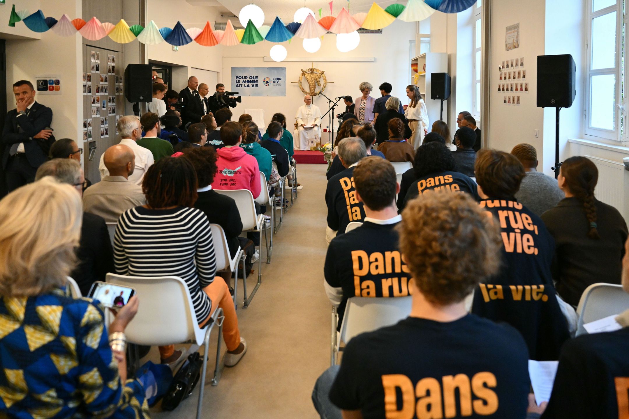 Pope Leo XIV (C, back) meets with young people during a visit to the Maison Bakhita support and social integration center in Paris, France, 26 September 2026. The Pontiff's apostolic journey to France runs from 25 to 28 September under the motto "So That the World May Have Life". EPA/ALBERTO PIZZOLI / POOL Dostawca: PAP/EPA.