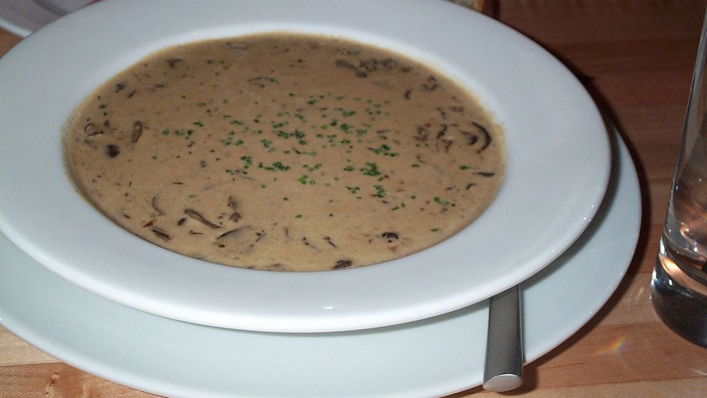 Zupa krem z grzybów przygotowana z dodatkiem mleka o niskiej zawartości tłuszczu (2%) 1:1