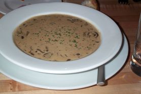 Zupa krem z grzybów przygotowana z dodatkiem mleka o niskiej zawartości tłuszczu (2%) 1:1