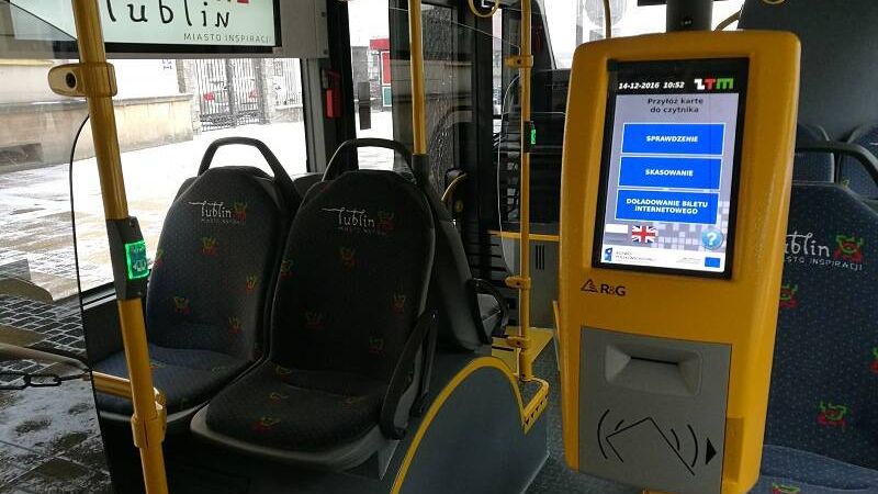 wnętrze autobusu miejskiego