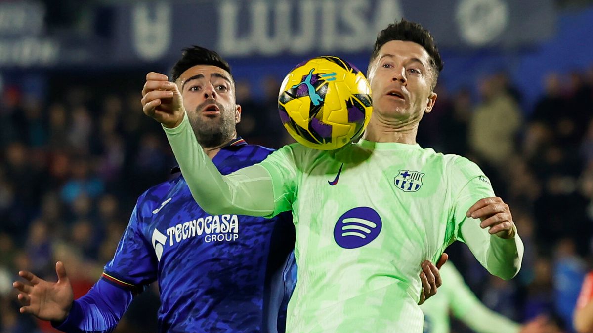 PAP/EPA / PAP/EPA/KIKO HUESCA / Robert Lewandowski zawiódł w meczu z Getafe