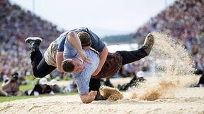 Potężni zapaśnicy w płóciennych spodenkach. Ten widowiskowy sport jest hitem