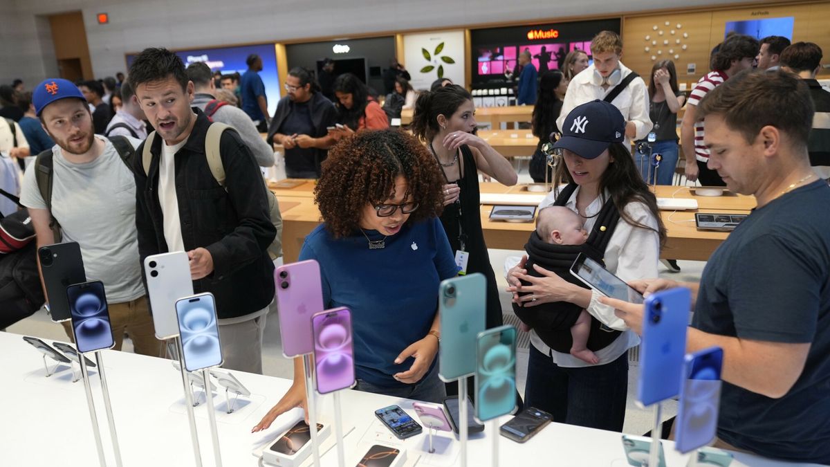 Temporary
An Apple employee talks to customers inside the Apple Fifth Avenue store for the release of the Apple iPhone 16, Friday, Sept. 20, 2024, in New York. (AP Photo/Pamela Smith)
Pamela Smith
