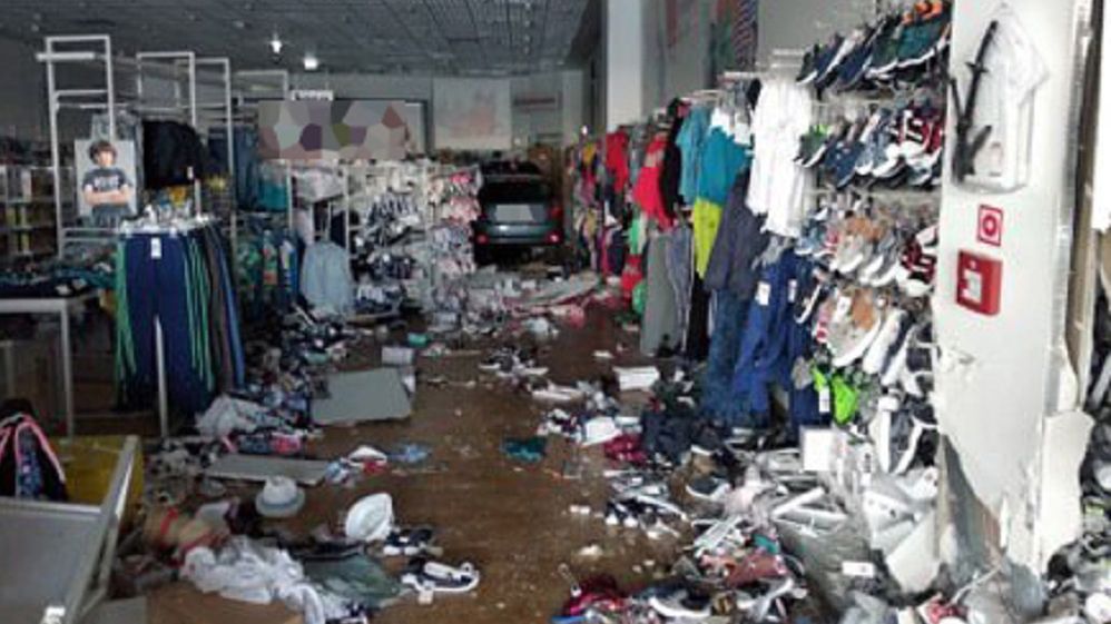 Kobieta wjechała autem do sklepu w Sochaczewie.