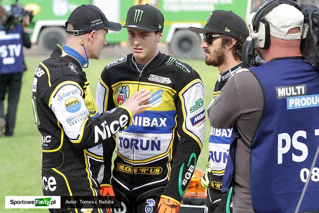 Darcy Ward (w środku) pojedzie w parze z Tomaszem Gollobem (z lewej)