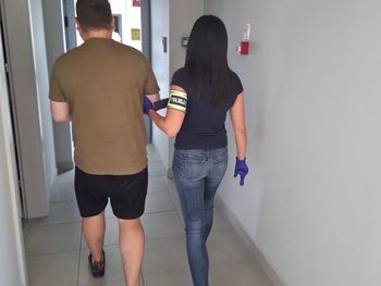 Pruszcz Gdański: Agresywny 29-latek zaatakował ratowników medycznych. Groził im pobiciem i wymachiwał butelką