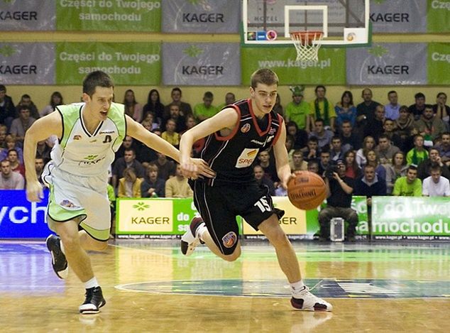 Milos Sporar (z lewej) w poprzedniej dekadzie był wyróżniającym się rozgrywającym męskiej ekstraklasy