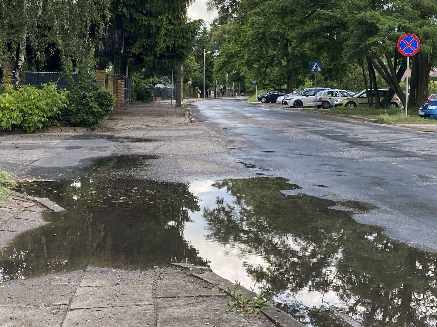 Dziurawą ulicą dowożeni są pacjenci do szpitala