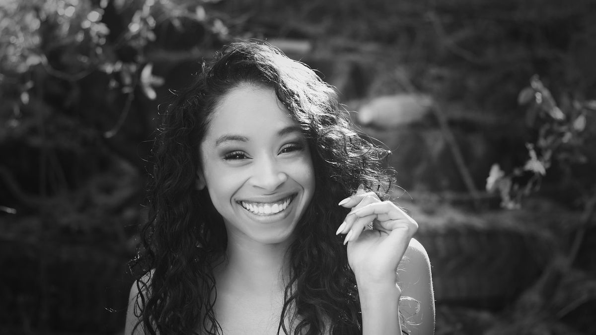 Gummy smile to charakterystyczny rodzaj uśmiechu, podczas którego widoczne są dziąsła