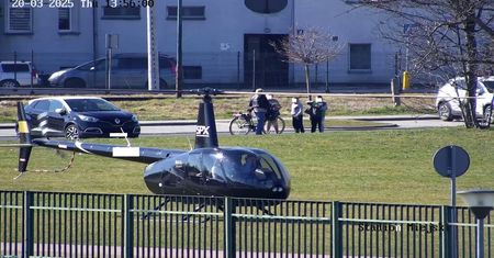 Lądowali śmigłowcem na zieleni miejskiej. Pilot będzie miał problemy